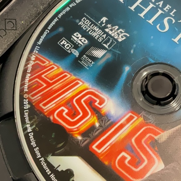 Michael Jackson’s “This Is It” DVD 2010 - Picture 5 of 7